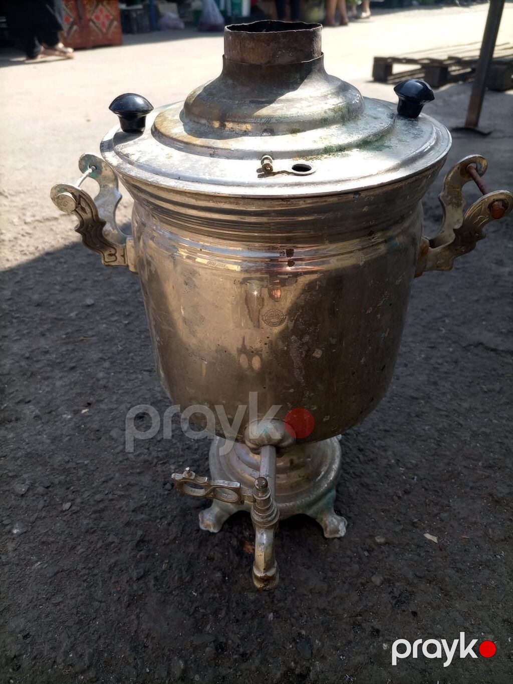 Kömürlə işləyən klassik samovar. Şəkillərdə metal korpuslu, iri — Samovarlar, Bakı (4)