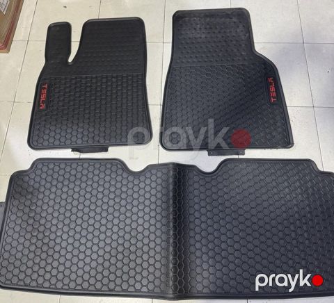 "Tesla Model S" ayaqaltı rezini — Bakı