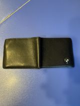 Qara rəngli, klassik üslubda kişi cüzdanı. Üz hissəsində BMW loqosu — Bags, suitcases, wallets