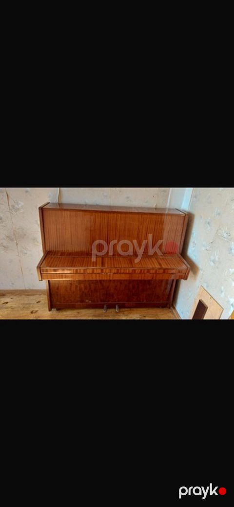Klassik üslubda şaquli pianino. Korpus taxta teksturalı, parlaq — Bakı