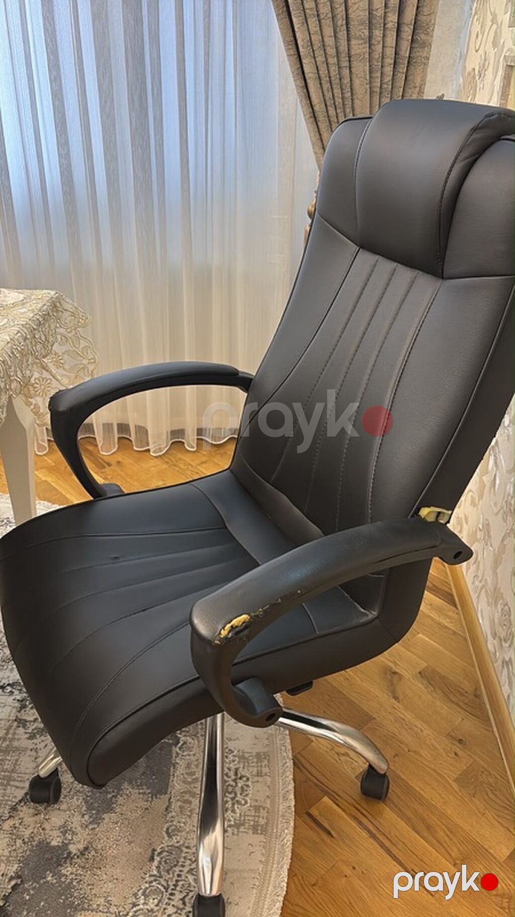Qara rəngli ofis kreslosu, qolunun bir hissesi terpenir, berkide — Ofis mebeli, Bakı (2)