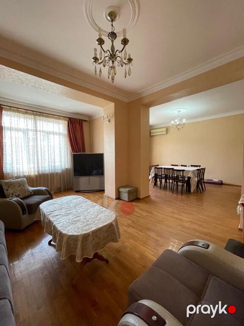 Satılır 6 otaqlı köhnə tikili 190 m² — Bakı