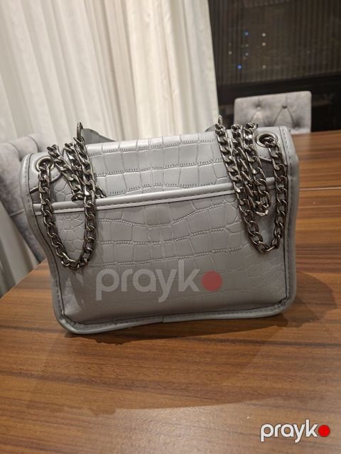Boz rəngdə, kroko teksturalı qadın çantası. - Ön qapaqda metal YSL — Bakı