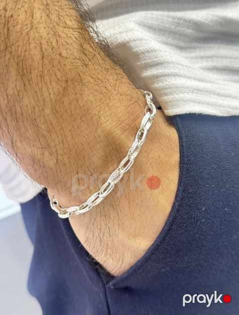 Salam. Gümüş qolbağdı. Qramını bilmirəm. Mənə də pay veriblər. 925 — Bakı