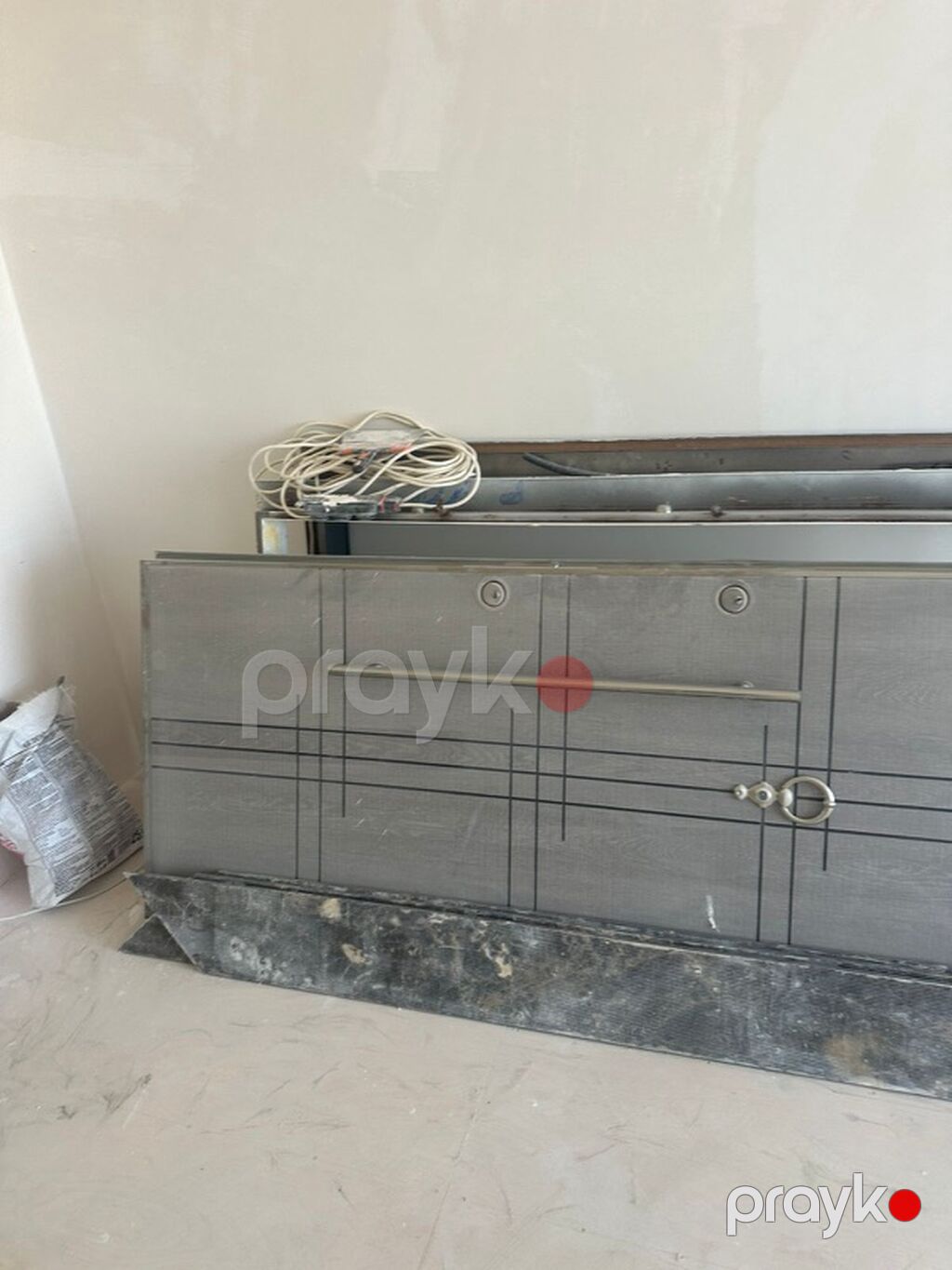 Məhsul: Giriş/zi̇rəfə qapısı (metal əsaslı, modern dizayn) Təsvir — Pəncərələr, qapılar, balkonlar, Bakı (3)