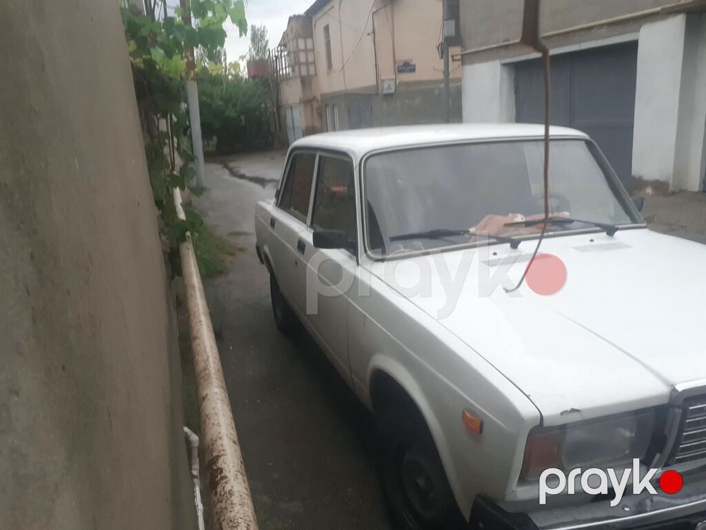 VAZ 2107 sedan - Kuzov: 4 qapılı, ağ rəng, klassik kvadrat dizayn — Avtomobillər, Digah (2)