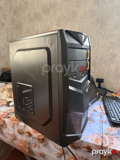 Ustünda monitor Sıçan Klaviaturada verirem Tam işlakdir — Bakı