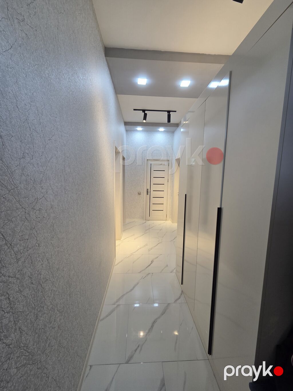 Ev Mehdiabad qəsəbəsində şəxsi istifadə üçün tikilib. Beton kalonlar — Qonaq otağı üçün, Bakı (7)
