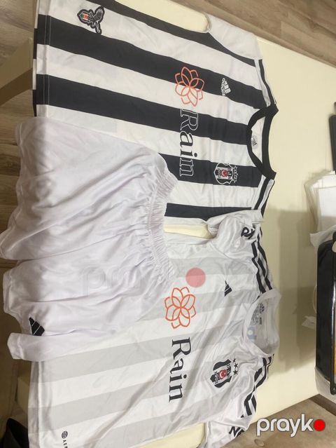 Beşiktaş temalı Adidas futbol forması dəsti. Şəkildə 2 ədəd forma və 1 — Bakı