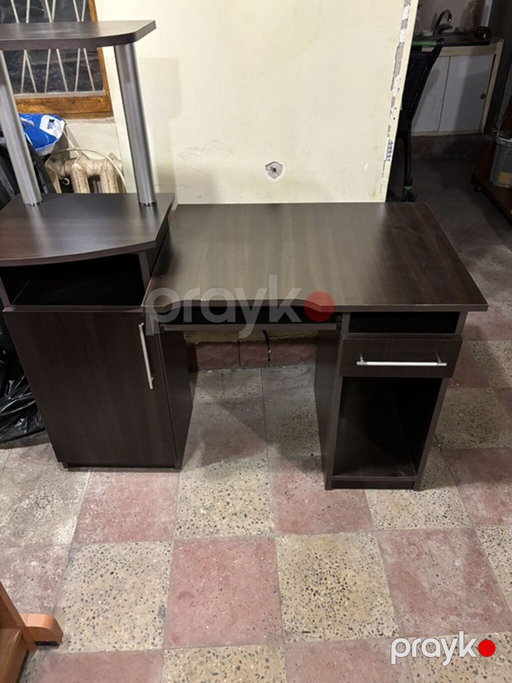 Tünd qəhvəyi rəngdə funksional kompüter/yazı masası. Model həm iş — Kompüter masaları və kresloları, Bakı (3)