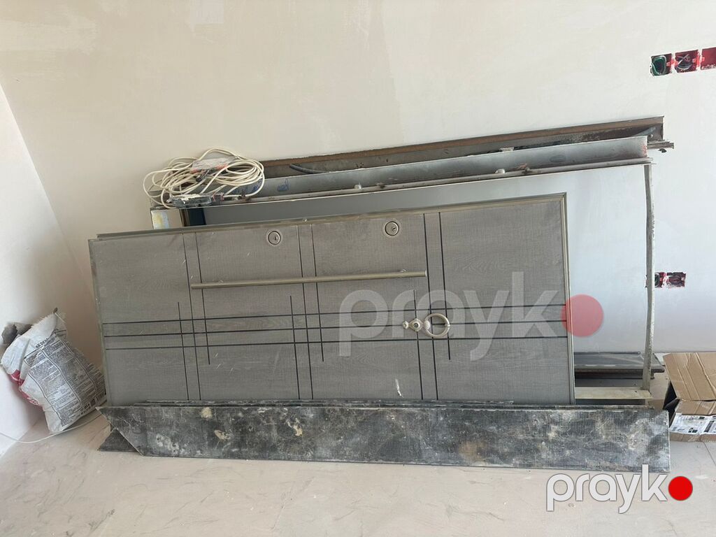 Məhsul: Giriş/zi̇rəfə qapısı (metal əsaslı, modern dizayn) Təsvir — Pəncərələr, qapılar, balkonlar, Bakı (7)