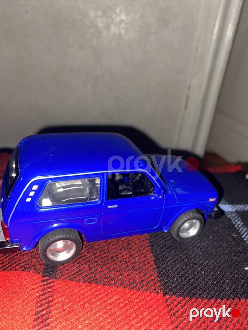 Mavi rəngli klassik Niva avtomobilinin oyuncaq/model variantı. Modeldə — Modellar, Mehdiabad (2)