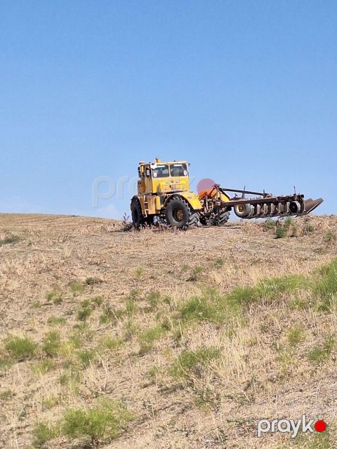 Ağır sinif təkərli traktor – Kirovets tipli (sarı rəng), arxa — Şəki