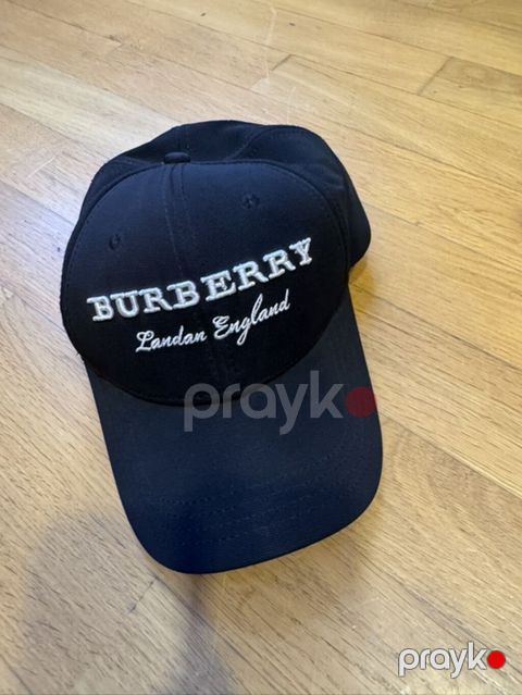 Burberry kepkası – qara rəngdə, klassik baseball kəsimi. - Ön hissədə — Bakı