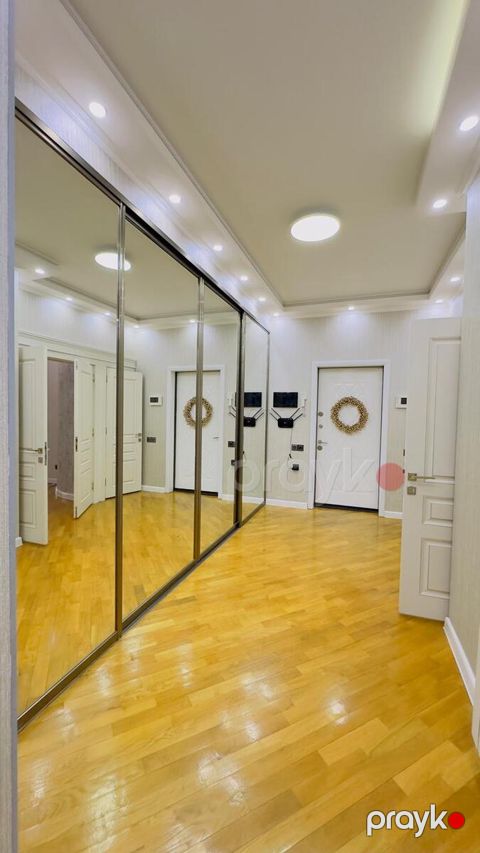Satılır 4 otaqlı yeni tikili 180 m² — Bakı