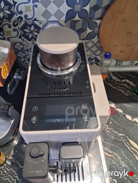 DeLonghi Rivelia tam avtomatik qəhvə maşını. Cihaz dənli qəhvə ilə — Xırdalan