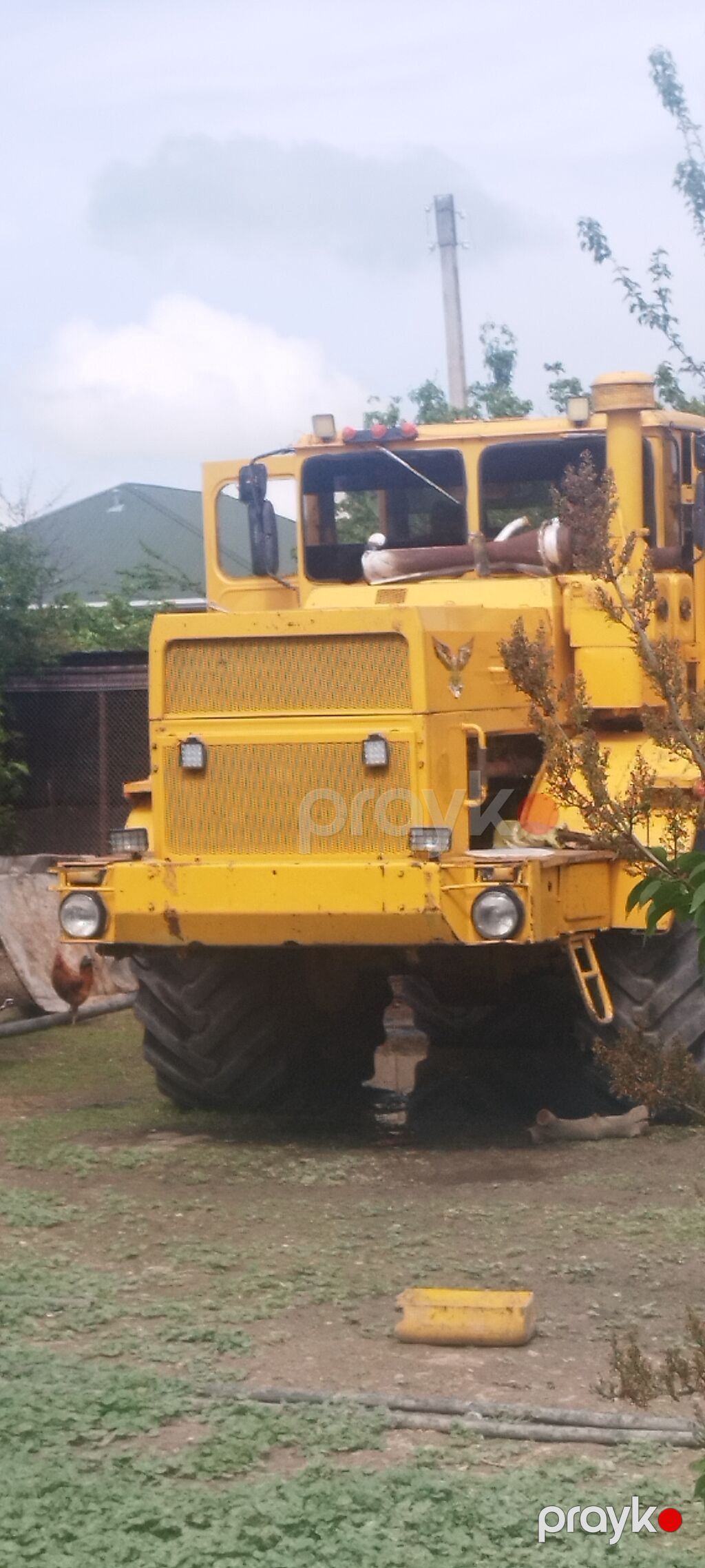Ağır sinif təkərli traktor – Kirovets tipli (sarı rəng), arxa — Traktorlar, Şəki (5)