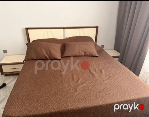 Iki neferliy yataq ortuyu ve iki baliw uzusu birde wekilde duwen dekor — Bakı