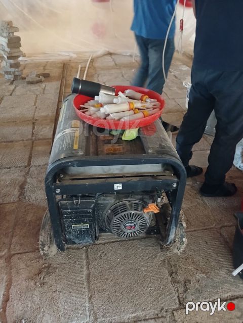Benzinlə işləyən portativ generator - Güc: 3.5 kVA (etiketdə 3.5 qeyd — Pirəkəşkül