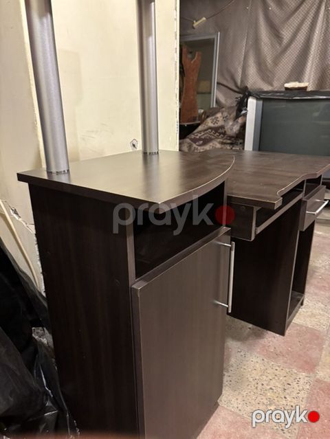 Tünd qəhvəyi rəngdə funksional kompüter/yazı masası. Model həm iş — Bakı