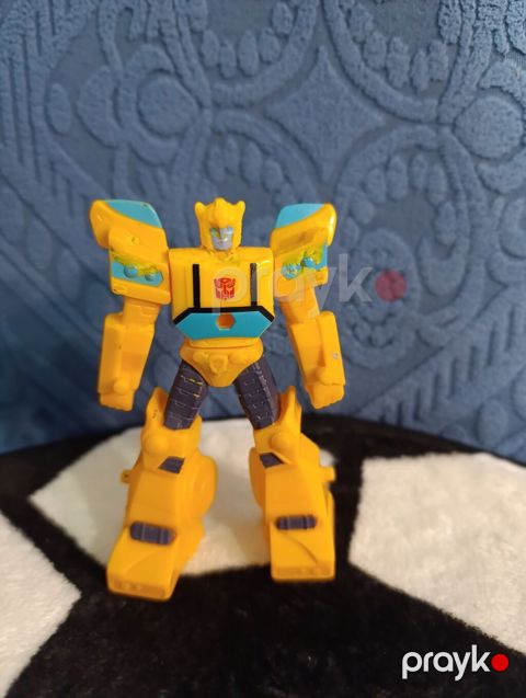 Transformers üslubunda robot oyuncaq fiquru. Sarı əsas rəngə malikdir — Bakı