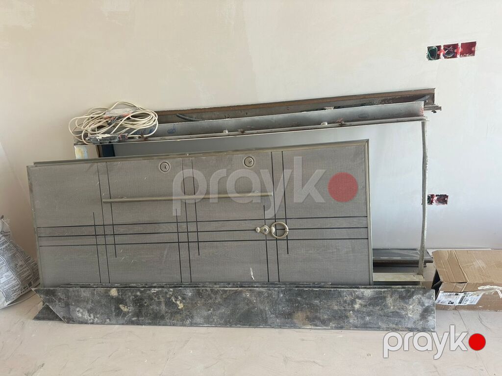 Məhsul: Giriş/zi̇rəfə qapısı (metal əsaslı, modern dizayn) Təsvir — Pəncərələr, qapılar, balkonlar, Bakı (6)