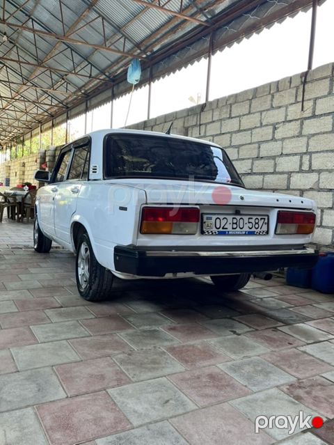 VAZ 2107, ağ rəng, sedan kuzov. Xüsusiyyətlər: - Rəsmi 4 qapılı — Ağdam