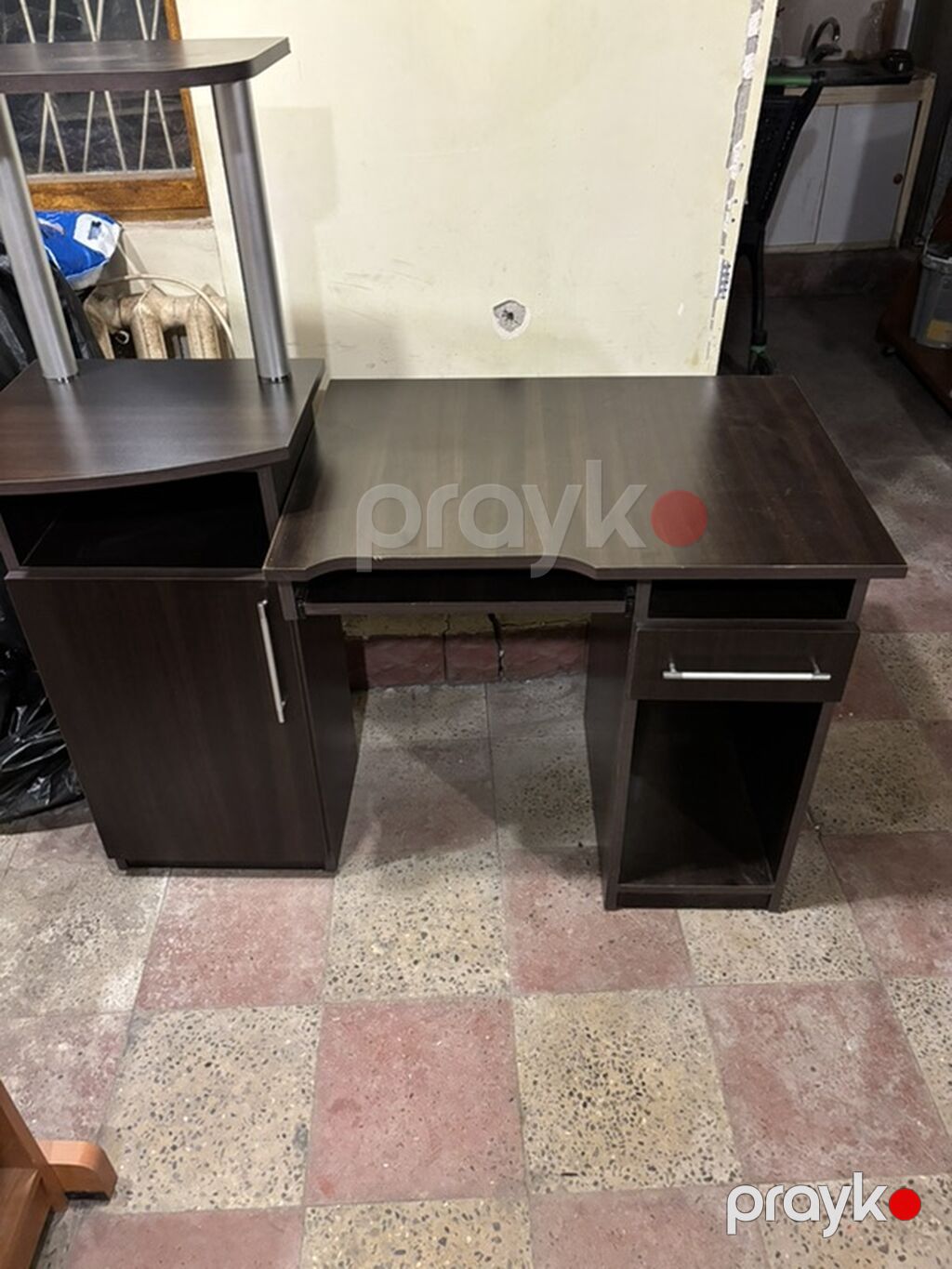 Tünd qəhvəyi rəngdə kompüter və ya yazı masası. Model funksional — Kompüter masaları və kresloları, Bakı (3)