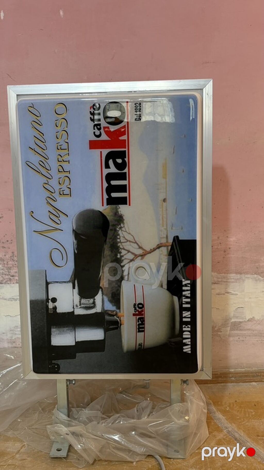 Kafe və espresso mövzusunda işıqlı reklam lövhəsi. Lövhənin üzərində — Reklam vəsiqlələri, Bakı (2)