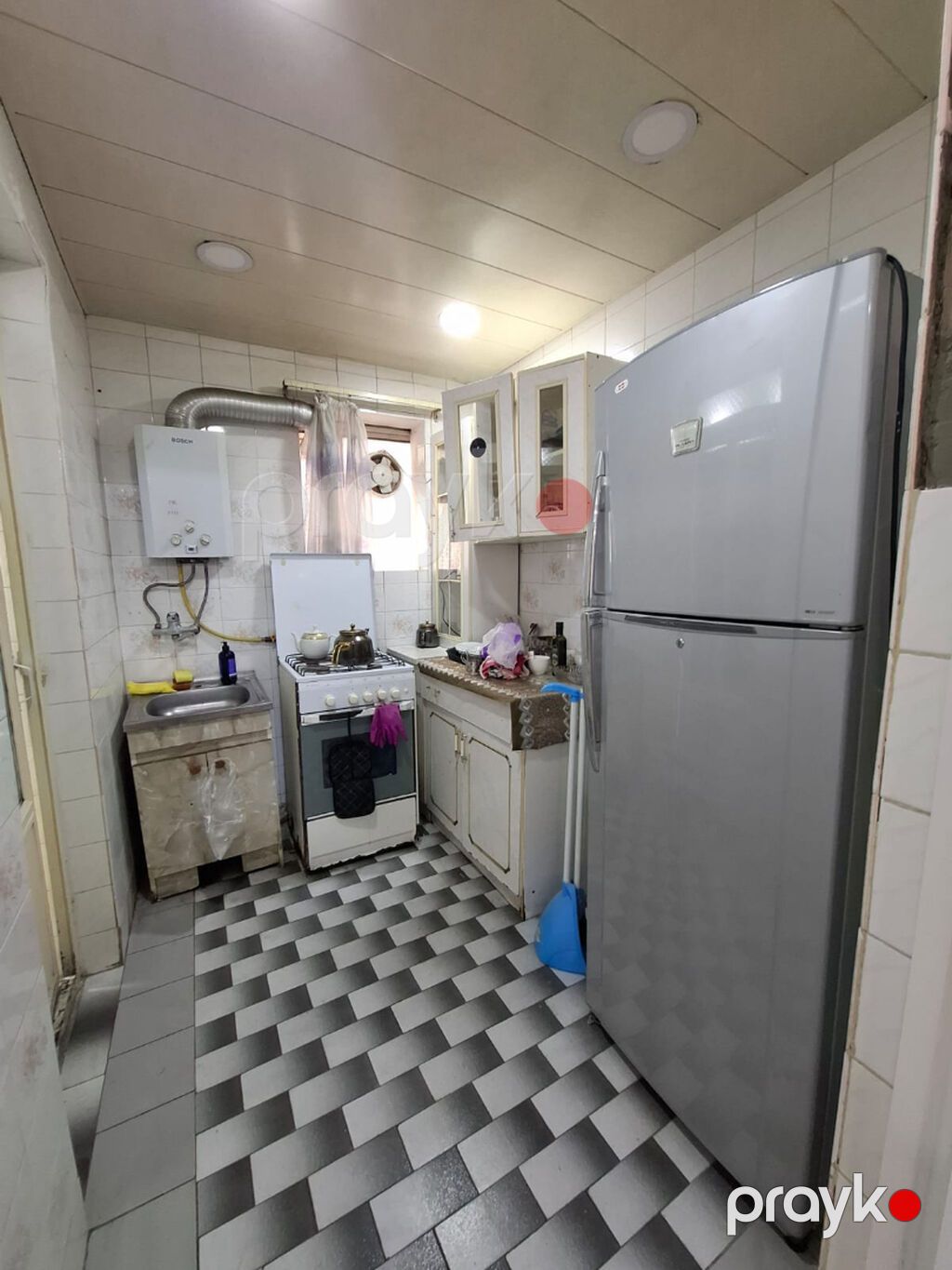 Tam merkezde. 28 may metrosunun teze cixisina yaxin erazide,Amerka — Ofis, Bakı (7)