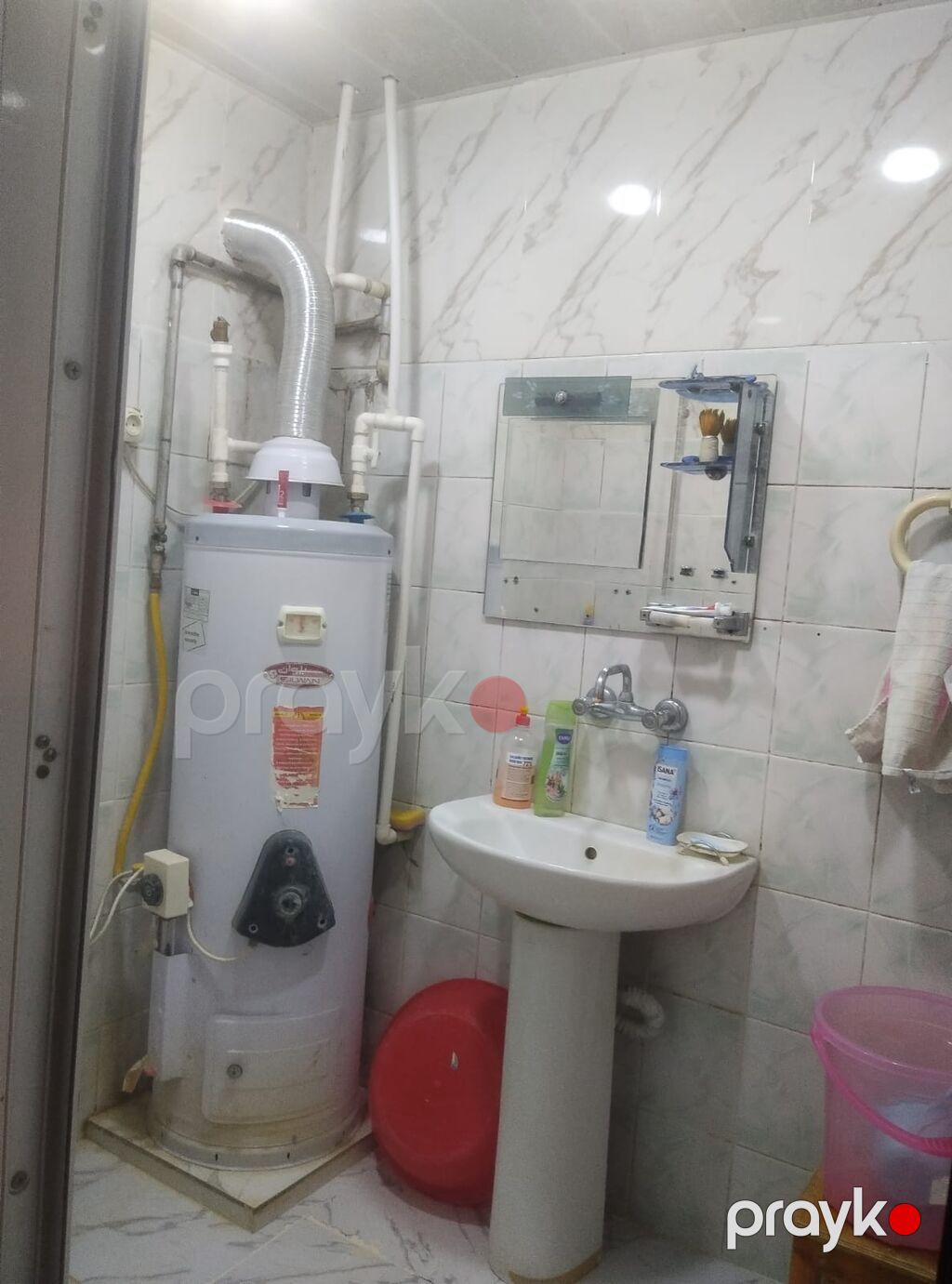 3 otaqlı mənzil,hamam tualet ayrı, təmirli. Unvan: Mahrasa bağı, bina — Mənzil, Gəncə (4)