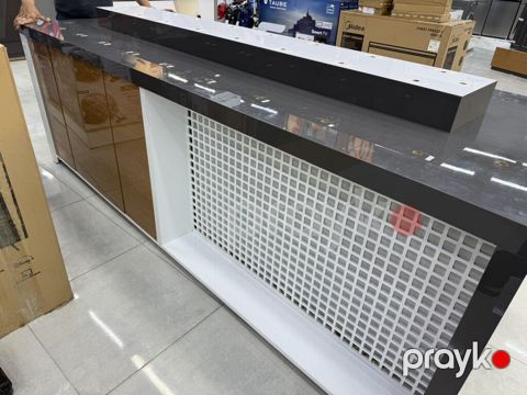 Mobil telefon vitrini. Ünvan Quba — Quba