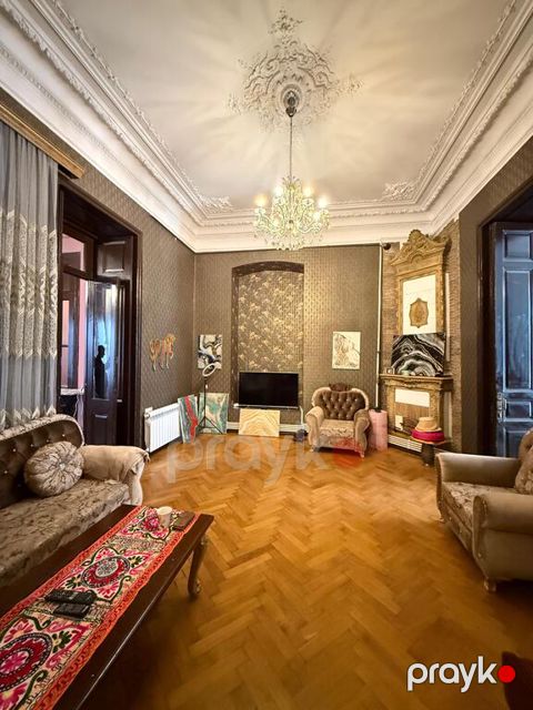 Satılır 4 otaqlı köhnə tikili 140 m² — Bakı