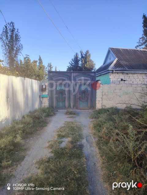 Həyətyanı sahəsi geniş olan fərdi yaşayış evi. Şəkillərdən göründüyü — Yevlax
