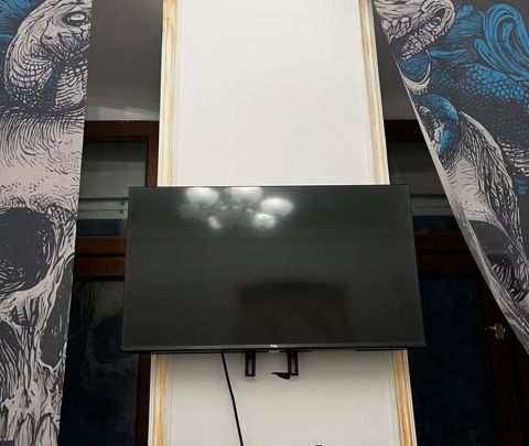TCL Smart tv 82 ekran Arxasinda kranşteyn hediyye Cox az işlənib.teze — Televisions