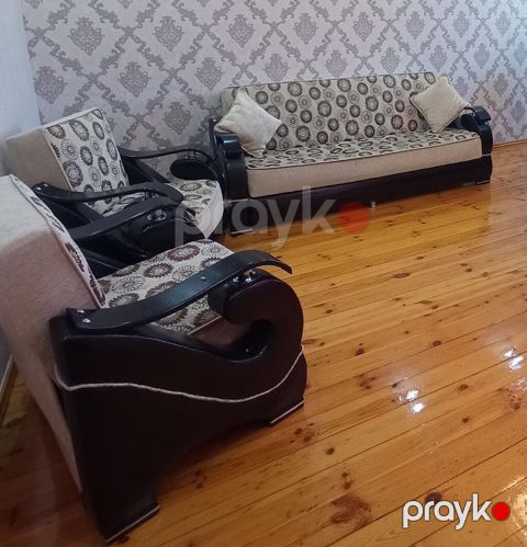 Divan və iki kreslo bazalidir her biri. ciddi sexsler vatspaa yaza — Digah