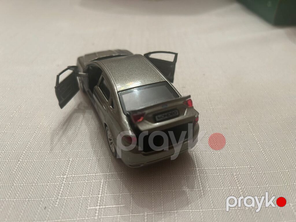 Metall oyuncaq avtomobil – sedan model - Korpus: döküm metal — Modellar, Bakı (2)