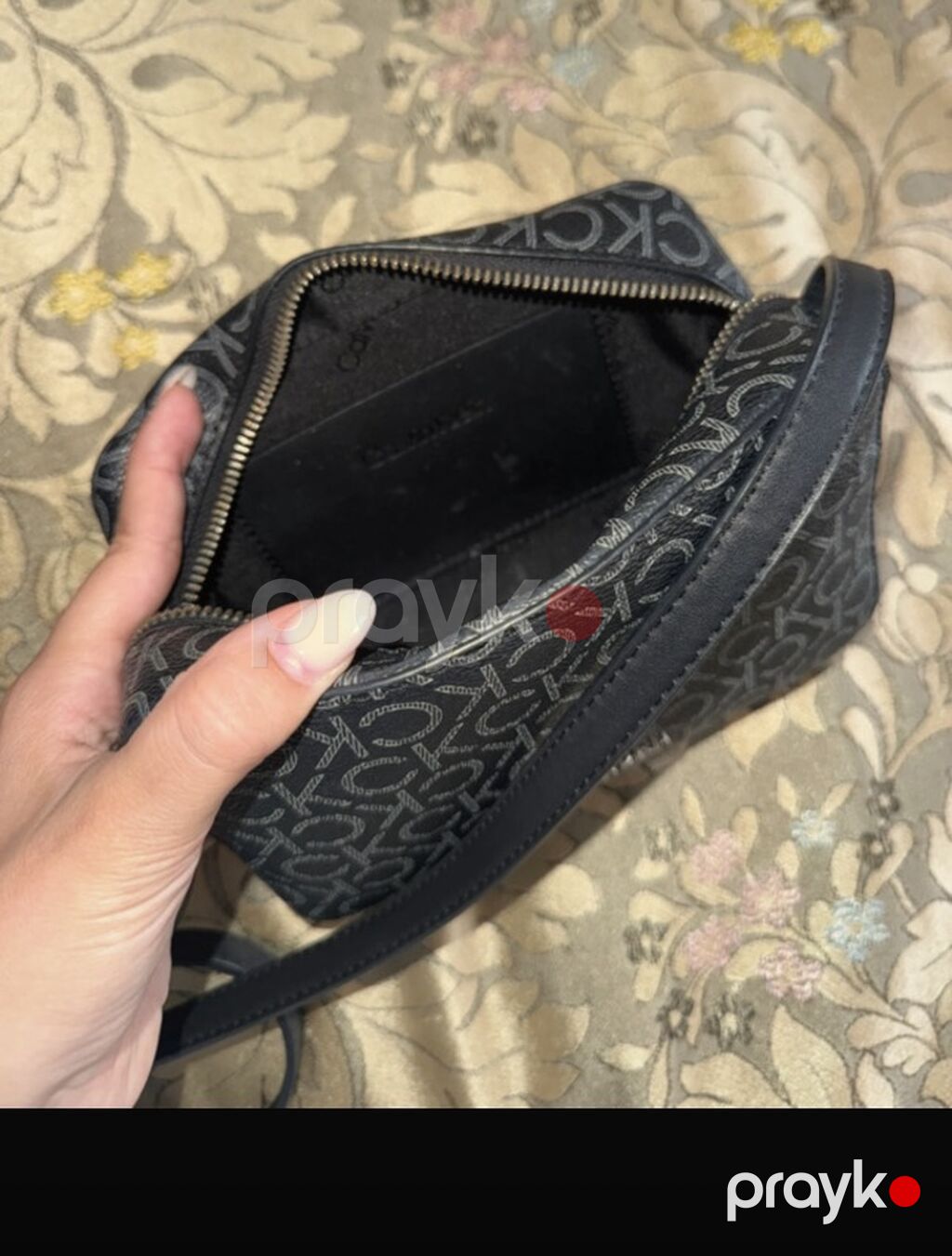 Calvin Klein çiyin/çapraz çanta - Rəng: qara, boz monoqram naxışlı — Çantalar, çamadanlar, cüzdanlar, Bakı (3)