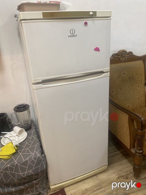 Indesit iki kameralı soyuducu - Üst hissədə dondurucu, alt hissədə — Bakı