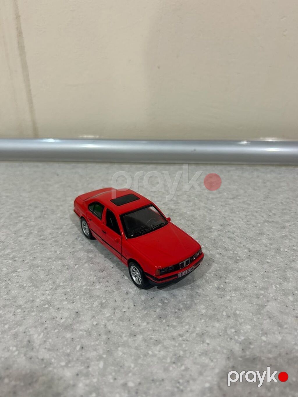 Qırmızı rəngli sedan miniatür avtomobil modeli - Korpus: dörd qapılı — Modellar, Bakı (2)