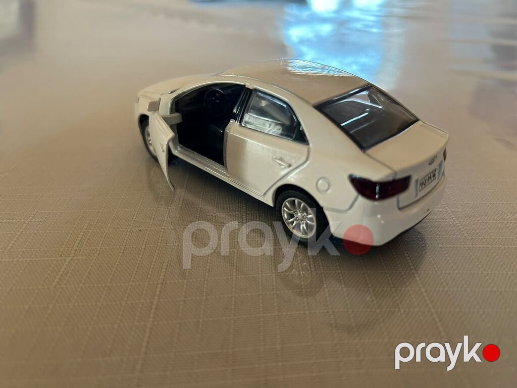 Ağ rəngli sedan tipli metal oyuncaq avtomobil modeli - Material — Modellar, Bakı (3)