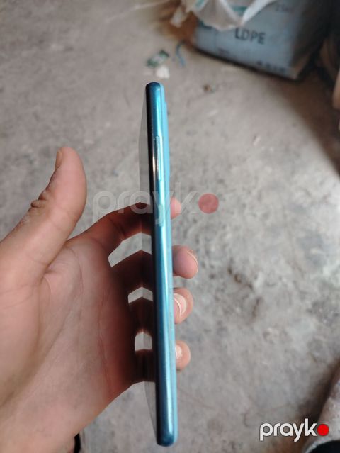 Mavi rəngli smartfon - Yan hissədə fiziki səs tənzimləmə düymələri və — Saray