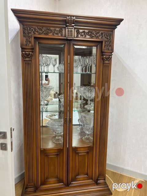 Klassik üslubda qonaq otağı dəsti Tərkib: - Vitrin: İki qapılı, şüşə — Bakı