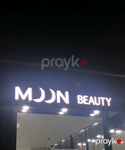 Hazır reklam lövhəsi satılır. - Lövhə mətni: “Moon Beauty” (Moon — Bakı