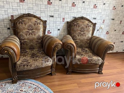 Klassik qonaq dəsti Tərkibi: - 3 nəfərlik divan - 2 ədəd geniş kreslo