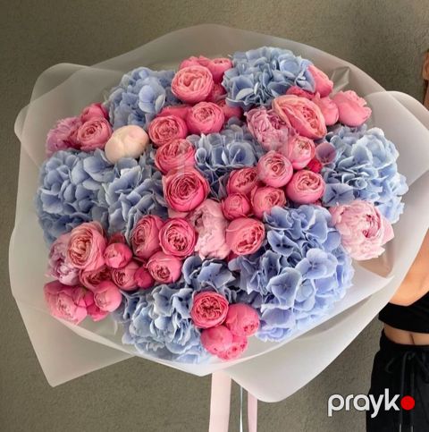Mavi Hidrangea və Çəhrayı Kol Qızılgül Buketi – Premium Gül Sifarişi