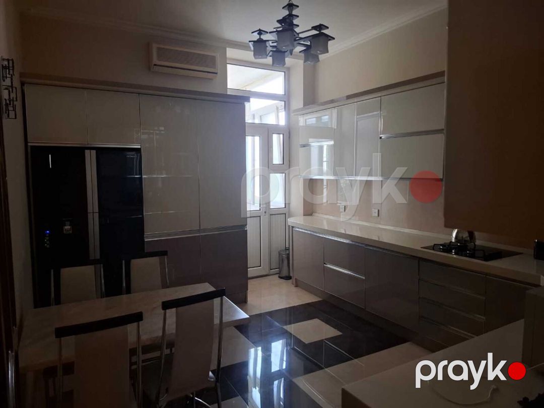 Satılır 6 otaqlı köhnə tikili 200 m² — Mənzil, Bakı (12)