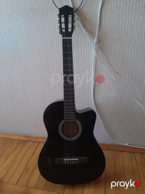 Klassik gitara – kəsik korpuslu (cutaway), 6 simli, qara parlaq rəng — Bakı
