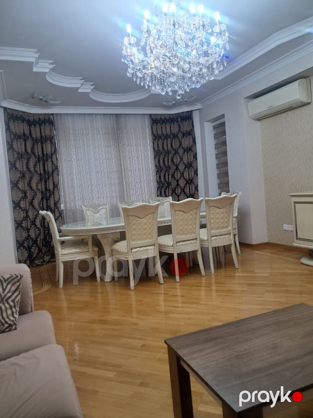 Geniş və zövqlə dizayn edilmiş mənzil interyeri - Zal: Klasik üslubda — Mənzil, Bakı (5)