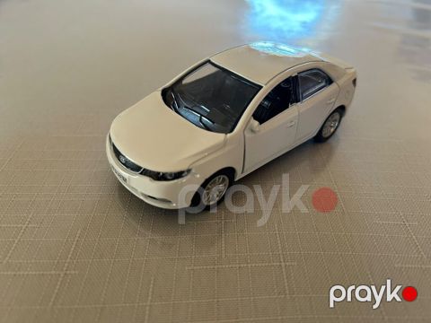 Ağ rəngli sedan tipli metal oyuncaq avtomobil modeli - Material